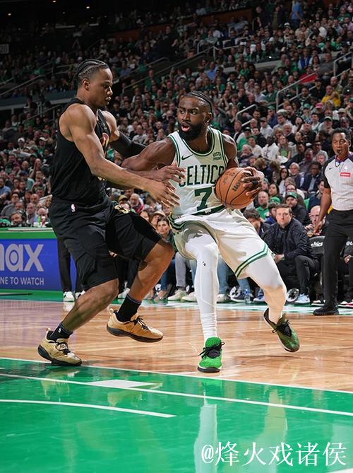 布朗29+10怀特16+7 凯尔特人送国王三连败 布朗29+10怀特16+7 凯尔特人送国王三连败